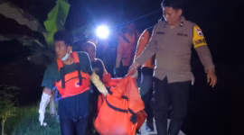Polisi dan relawan BPBD Kota Pekalongan mengevakuasi jasad tanpa identitas dari areal tambak di wilayah Slamaran, Rabu (22/4/26).
