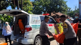 Polisi mengevakuasi korban meninggal dunia di Hotel Reddoorz Kabupaten Batang, Rabu (29/4/2029). Foto : Istimewa