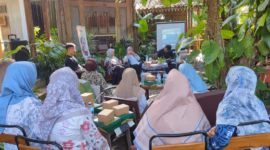 Puluhan peserta workshop pelestarian Batik Rifaiyah yang terdiri dari perajin, pegiat, komunitas dan pemerintah daerah bertemu dan membahas upaya penyelamatan batik warisan budaya khas Kabupaten Batang tersebut dari ancaman kepunahan, Rabu (29/4/2026).