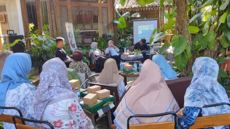 Puluhan peserta workshop pelestarian Batik Rifaiyah yang terdiri dari perajin, pegiat, komunitas dan pemerintah daerah bertemu dan membahas upaya penyelamatan batik warisan budaya khas Kabupaten Batang tersebut dari ancaman kepunahan, Rabu (29/4/2026).