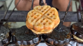 Kue Bapel Ny Hwa menjadi kuliner legendaris khas Kota Pekalongan yang berlokasi di Grogolan terkenal sejak 1960-an yang terus diburu penggemarnya, Rabu (29/4/26).