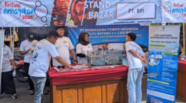 BPI membuka boot di Festival Gemar Makan Ikan yang berlangsung di area parkir Pendopo Kabupaten Batang untuk mengenalkan sekaligus memamerkan instalasi FABA yang digunakan untuk merestorasi perairan laut Jawa, Kamis (30/4/26).