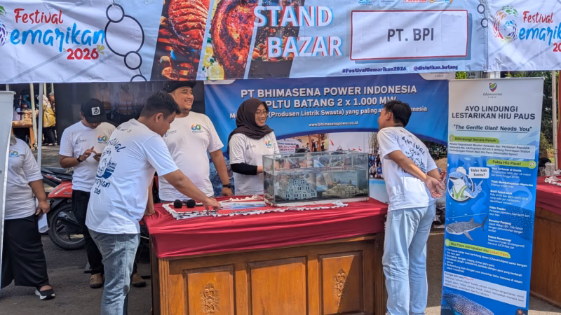 BPI membuka boot di Festival Gemar Makan Ikan yang berlangsung di area parkir Pendopo Kabupaten Batang untuk mengenalkan sekaligus memamerkan instalasi FABA yang digunakan untuk merestorasi perairan laut Jawa, Kamis (30/4/26).