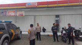 Sejumlah polisi mendatangi minimarket di jalur Pantura, Petarukan, Pemalang setelah dilaporkan menjadi korban aksi pencurian dengan modus bobol atap, Kamis (30/4/26).
