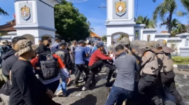 Massa aksi bentrok dengan polisi dalam simulasi penanganan unjuk rasa yang berujung ricuh di depan Kantor Bupati Kendal, Kamis (30/4/26). Foto : Istimewa