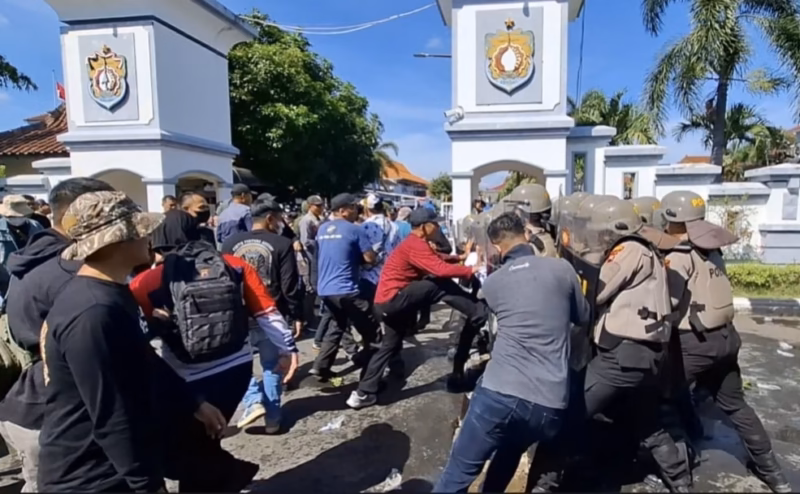 Massa aksi bentrok dengan polisi dalam simulasi penanganan unjuk rasa yang berujung ricuh di depan Kantor Bupati Kendal, Kamis (30/4/26). Foto : Istimewa