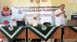 Manajer Lazismu Pekalongan Sutiknyo saat memberikan materi di hadapan ratusan guru Paud Aisyiyah