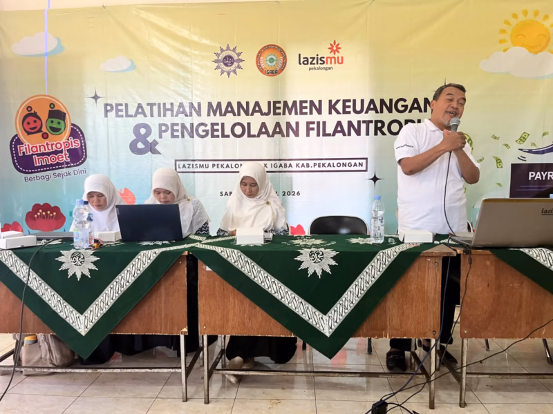 Manajer Lazismu Pekalongan Sutiknyo saat memberikan materi di hadapan ratusan guru Paud Aisyiyah