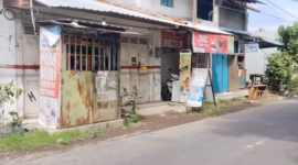 Toko kelontong milik Jamilah (57) yang menjadi korban dugaan perampokan di Jalan Maninjau Kota Pekalongan dalam keadaan sepi dan tertutup rapat, Jum'at (1/5/26).