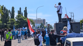 Ratusan gabungan buruh dari Kota Pekalongan dan Batang menggelar aksi orasi May Day di kawasan Monumen Joeang, Jum'at (1/5/26).