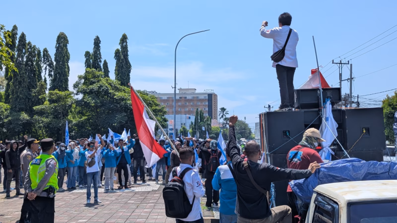 Ratusan gabungan buruh dari Kota Pekalongan dan Batang menggelar aksi orasi May Day di kawasan Monumen Joeang, Jum'at (1/5/26).