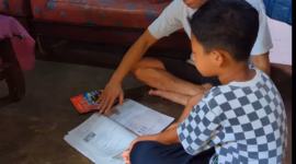 Syaifudin Azim (9) belajar di rumah ditemani ayahnya setelah kasus dugaan perundungan di sekolah dilaporkan ke polisi dan sudah dilakukan klarifikasi, Sabtu (2/5/26).