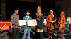 Valzan Baruna Arkananta (18), siswa MAN Insan Cendekia Pekalongan, yang berhasil mengantongi Letter of Acceptance (LoA) dari 24 universitas luar negeri mendapatkan aprsiasi tinggi dari Direktorat Jenderal Pendidikan Islam di Momen peringatan Hari Pendidikan Nasional yang berlangsung di Jakarta, Sabtu (2/5/26).