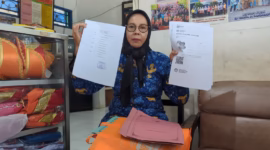 Kepala SDN Banjaranyar 01 Randudongkal, Kabupaten Pemalang, Sri Umbartriningsih menunjukkan beberapa bukti dokumen dapodik bahwa anak pelapor masih tercatat sebagai siswa dan belum dikeluarkan dari sekolah, Sabtu (2/5/26).