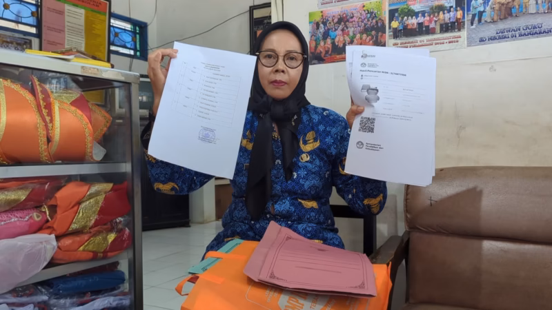 Kepala SDN Banjaranyar 01 Randudongkal, Kabupaten Pemalang, Sri Umbartriningsih menunjukkan beberapa bukti dokumen dapodik bahwa anak pelapor masih tercatat sebagai siswa dan belum dikeluarkan dari sekolah, Sabtu (2/5/26).