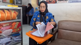 Kepala SDN Banjaranyar 01 Randudongkal, Kabupaten Pemalang, Sri Umbartriningsih saat memberikan klarifikasi kepada wartawan di kantornya, Sabtu (2/5/26).