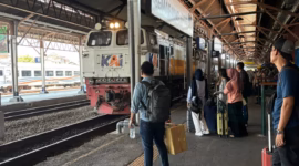 Momen libur panjang yang dimulai 1-3 Mei 2026 terjadi lonjakan penumpang turun dan berangkat sebanyak 10 ribu orang lebih di sejumlah stasiun wilayah Daop 4 Semarang, Minggu (3/5/26). Foto : Istimewa