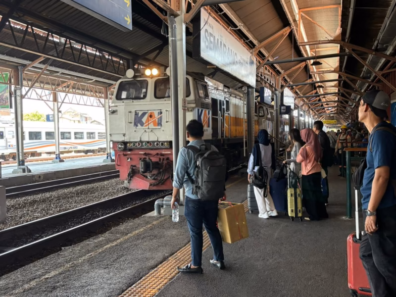 Momen libur panjang yang dimulai 1-3 Mei 2026 terjadi lonjakan penumpang turun dan berangkat sebanyak 10 ribu orang lebih di sejumlah stasiun wilayah Daop 4 Semarang, Minggu (3/5/26). Foto : Istimewa