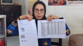 Kepala SDN Banjaranyar 01 Sri Umbartriningsih memperlihatkan sejumlah bukti yang siap disampaikan ke penyidik Polres Pemalang setelah kasusnya bergulir ke ranah hukum, Sabtu (2/5/26).
