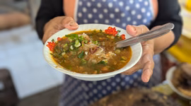 Satu mangkuk soto tauto siap disajikan ke pelanggan di warung soto tauto Bu Mah yang berlokasi di Jalan Patriot, Kota Pekalongan (Achmad Udin/kanalplus.id)