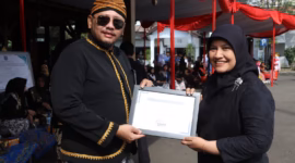 Wali Kota Tegal, Dedy Yon Supriyono menyerahkan penghargaan kepada Kepala BI Tegal, Bimala dalam peringatan Hardiknas, Sabtu (2/5/26). Foto : Istimewa