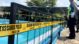 Polisi memasang garis kuning dan menutup operasional kolam renang RA Lodaya di Desa Lodaya, Kecamatan Randudongkal, Kabupaten Pemalang guna kepentingan penyelidikan lebih lanjut, Senin (4/5/26).
