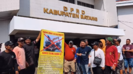 Perwakilan nelayan dan pemilik kapal berunjuk rasa di depan Gedung DPRD Kabupaten Batang. Nelayan menuntut adanya pemberlakukan harga BBM khusus nelayan, Senin (4/5/26).