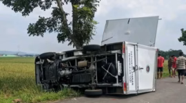 Penampakan mobil SPPG terguling di Jalan Raya Kaibahan Kecamatan Kesesi, Selasa (5/5/26). Foto : Istimewa