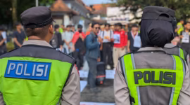 Mahasiswa berorasi di depan polisi yang menjaga ketat pintu gerbang Kantor Bupati Pekalongan yang menjadi sasaran unjuk rasa, Selasa (5/5/26).