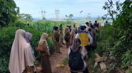 Peninjauan lokasi TPST Sentul di Kecamatan Gringsing yang tetap dikebut pengerjaannya meski kapasitas menurun imbas dari efesiensi anggaran, Rabu (6/5/26).