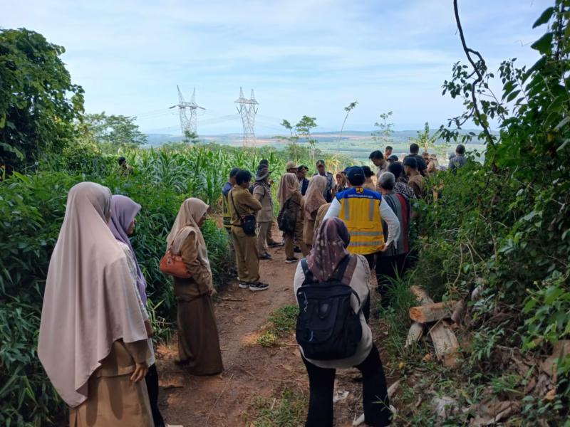 Peninjauan lokasi TPST Sentul di Kecamatan Gringsing yang tetap dikebut pengerjaannya meski kapasitas menurun imbas dari efesiensi anggaran, Rabu (6/5/26).