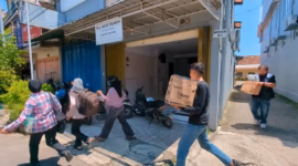 Polisi saat mengamankan barang pribadi korban dugaan pencabulan dari rumah pribadi oknum dokter gigi yang bersebalahan dengan tempat praktik di Jalan Hayam Wuruk, Kota Pekalongan, Sabtu (14/3/26) lalu.