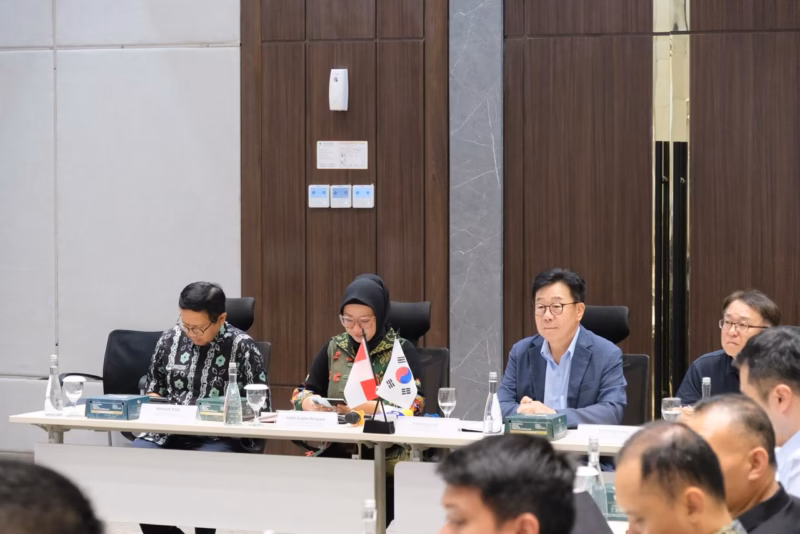 Penandatanganan Perjanjian Pemanfaatan Tanah Industri (PPTI) antara Direktur Pemasaran dan Pengembangan KEK Industropolis Batang, Indri Septa Respati dengan Direktur Utama PT SBI, Kim Jung Shik di Ballroom Management Office KEK Industropolis Batang, Rabu (8/5/26).