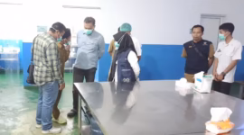 Kondisi dapur SPPG di Kecamatan Pecalungan saat disidak banyak ditemukan lalat dan tempat produksi dekat kandang ayam, Jum'at (8/5/26)