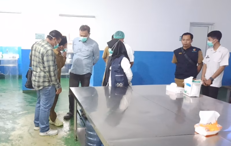 Kondisi dapur SPPG di Kecamatan Pecalungan saat disidak banyak ditemukan lalat dan tempat produksi dekat kandang ayam, Jum'at (8/5/26)