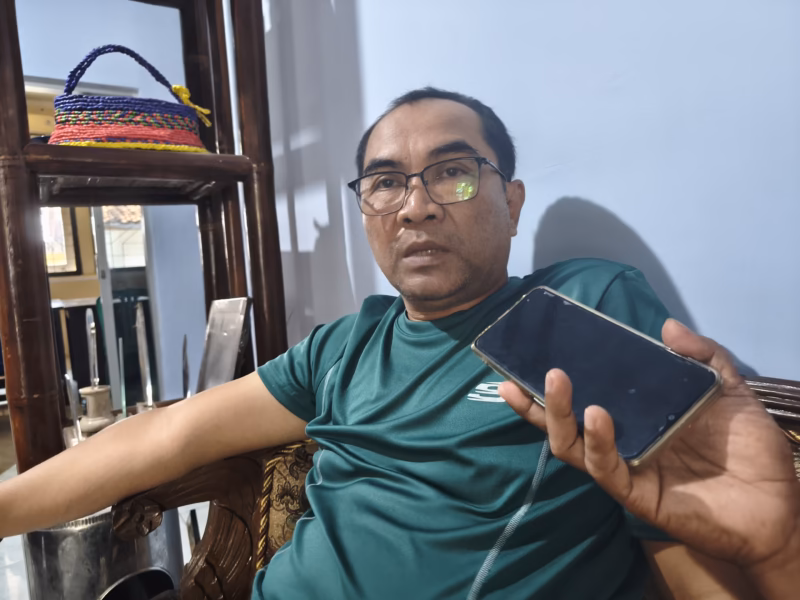 Kepala DLH Kabupaten Batang, Rusmanto, memberikan keterangan kepada wartawan yang menyebut sampah MBG sebanyak tujuh ton per hari membebani TPA Randukuning, Jum'at (8/5/26).