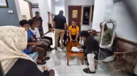 Upaya damai ditempuh Polsek Doro dengan menghadirkan kedua belah pihak setelah vidio pelajar ditampar gegara salip terduga pelaku viral di media sosial, Jum'at (8/5/26).