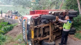 Bangkai truk muatan batu kali masih terguling melintang di tanjakan Kalipancur saat polisi tiba di lokasi kejadian, Sabtu (9/5/26). Foto: Istimewa