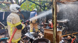 Petugas Damkar Kota Pekalongan masih melakukan pendinginan pasca kebakaran, Minggu (10/5/26). Foto: Istimewa