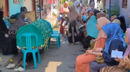 Kerabat dan warga Gang Gotong-royong, Kelurahan Poncol, Kota Pekalongan sedang bertakziah dan berdoa di depan rumah duka pasca kejadian tragis semalam, Senin (11/5/26).