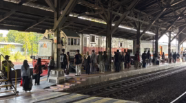 Penumpang kereta api turun di Stasiun Pekalongan menjelang libur panjang selama empat hari perayaan Hari Kenaikan Isa Almasih, Senin (11/5/26).