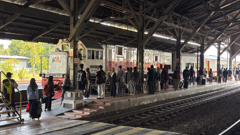 Penumpang kereta api turun di Stasiun Pekalongan menjelang libur panjang selama empat hari perayaan Hari Kenaikan Isa Almasih, Senin (11/5/26).