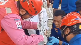Petugas damkar dibantu PMI Kota Pekalongan mengevakuasi siswi SMP 8 setelah jari manisnya tersangkut di lubang pengikat jaring gawang di sekolahnya pada jam istirahat, Senin (11/5/26).