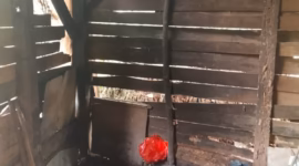 Salah satu sudut rumah keluarga Kusmono warga Desa Pedawang yang masih berupa bangunan kayu dengan kondisi tidak tertutup rapat alias bolong-bolong dan berlantai tanah sehingga tidak layak huni namun terpaksa dipertahankan karena belum mendapatkan bantuan bedah rumah dari pemerintah, Senin (11/5/26).