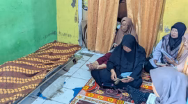 Kerabat dan tetangga korban pembunuhan oleh anak kandungnya sendiri di Gang Gotong-royong, Kelurahan Poncol, Kota Pekalongan, berdoa di rumah duka, Senin (11/5/26).