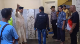 Tim Inafis Polres Pekalongan saat melakukan olah TKP di tempat wudlu sebuah musala di Kecamatan Karanganyar, Senin (11/5/26).