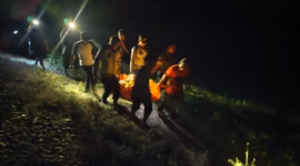 Petugas gabungan mengevakuasi korban ketemper kereta api di wilayah Kecamatan Tulis, Selasa (12/5/26).