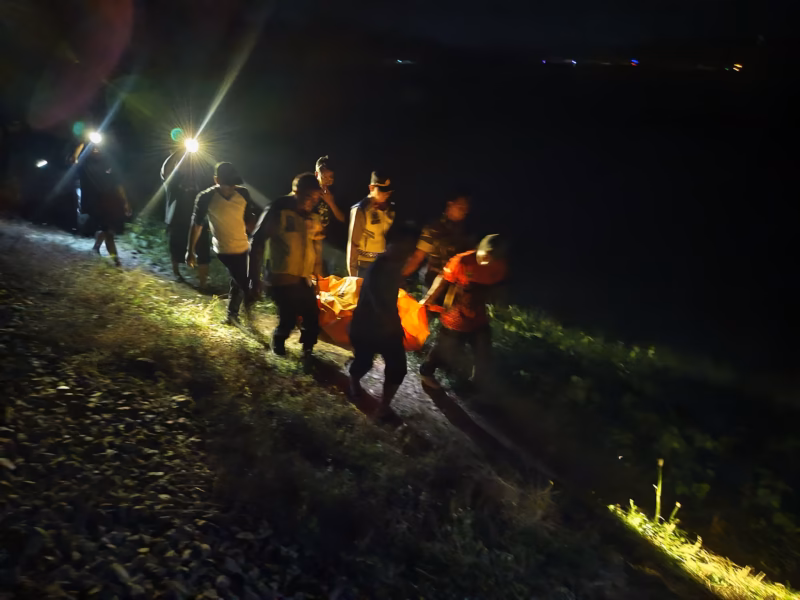 Petugas gabungan mengevakuasi korban ketemper kereta api di wilayah Kecamatan Tulis, Selasa (12/5/26).