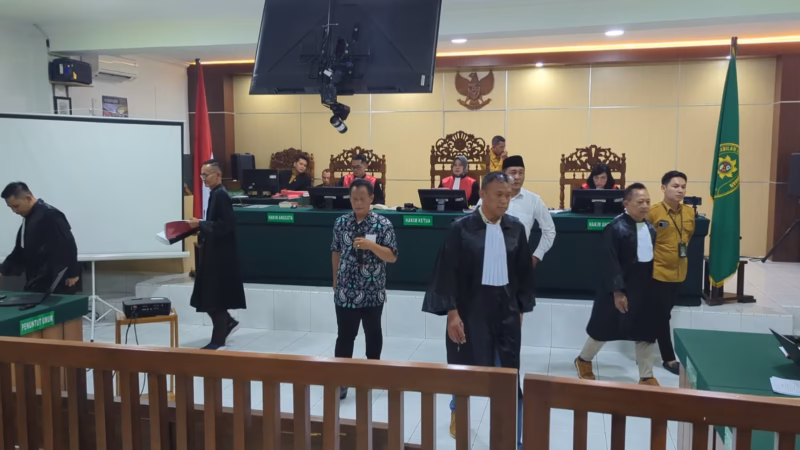 Suasana persidangan usai Jaksa Penuntut Umum, kuasa hukum, saksi korban dan terdakwa mendekat ke majelis hakim setelah pemutaran vidio dugaan penculikan yang dijadikan bukti dalam persidangan, Rabu (13/5/26).