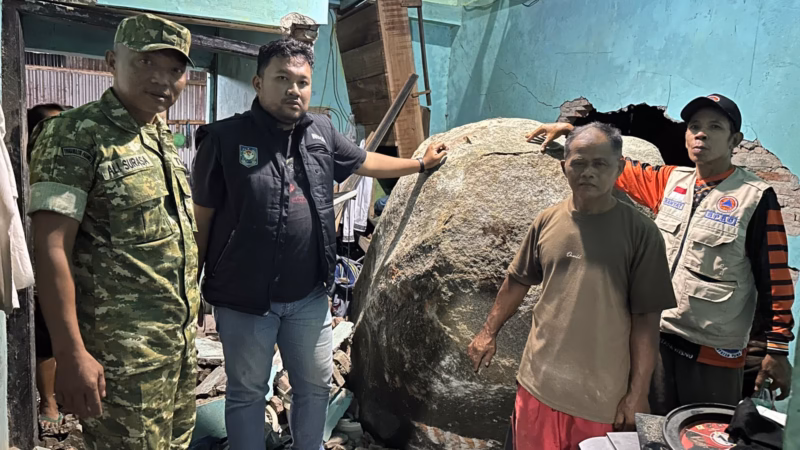 Penampakan batu raksasa yang menimpa rumah keluarga Karmudi di Dukuh Pejarakan, Desa Wisnu, Kecamatan Watukumpul, Kabupaten Pemalang terlihat menjebol dinding, Jum'at (15/5/26).